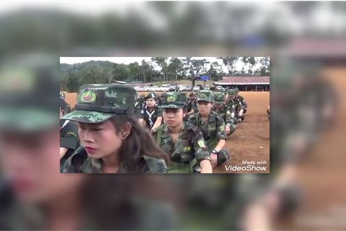 缅甸南掸邦军rcssssa女兵会议间隙坐地小憩