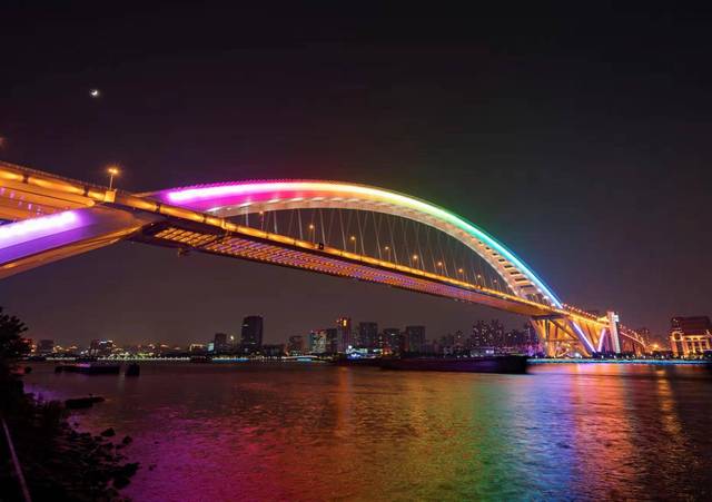 福字假日方式打开，申城高架路、越江立交桥景观亮化绚丽多彩
