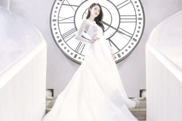 火箭少女闺蜜婚纱照公布,傅菁造型冷艳霸气,被称为"最美新娘"
