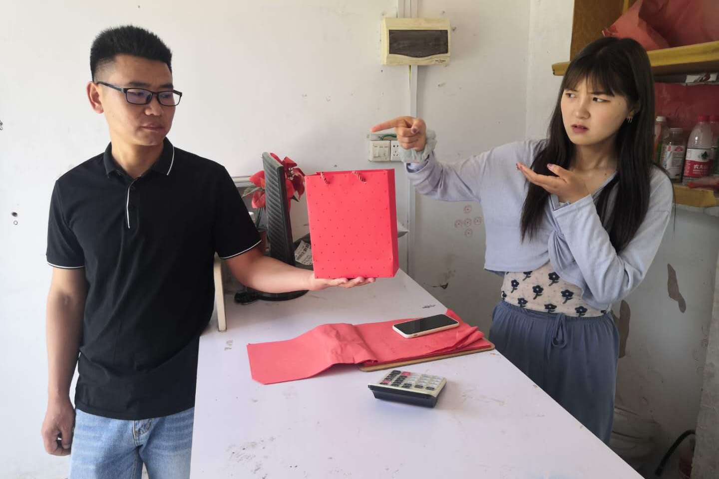 美女挑战新玩法 用全身去洗车