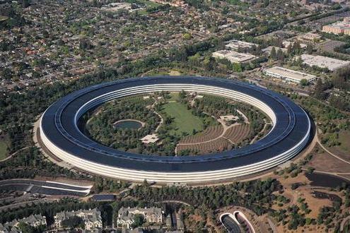 美国苹果公司总部,像是一个巨大的宇宙飞船停留在加州的地面上