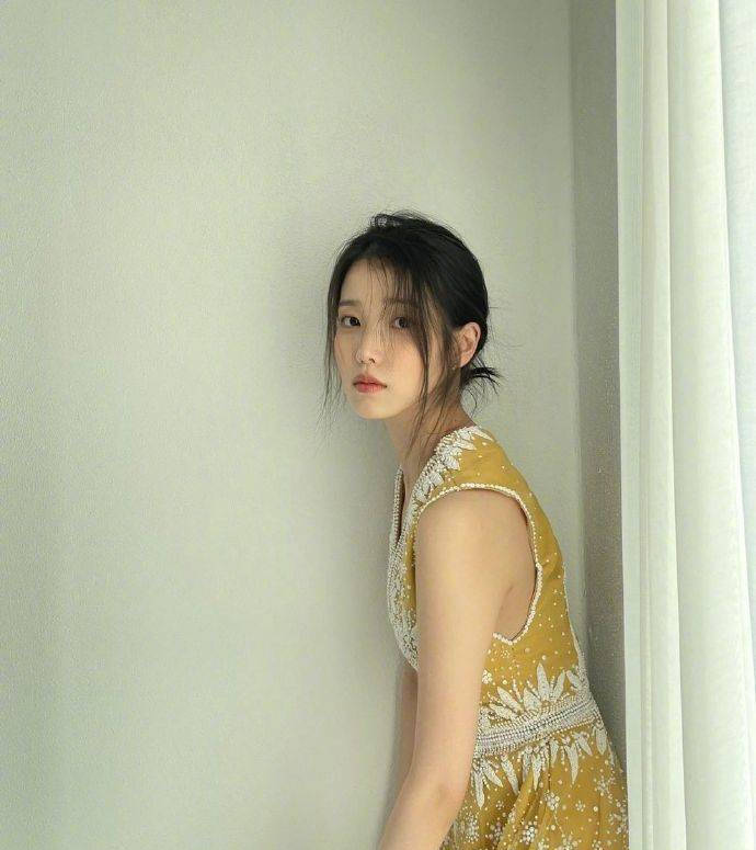 IU晒照庆祝出道15周年 穿深V黄裙温柔大方魅力十足-沐风文化