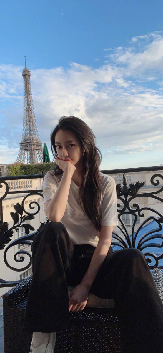 Baby晒出与巴黎铁塔合照 长发蓬松神色休闲慵懒