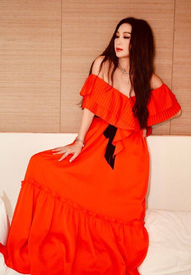 温碧霞一袭红色长裙魅惑迷人 大方自信表现力绝佳