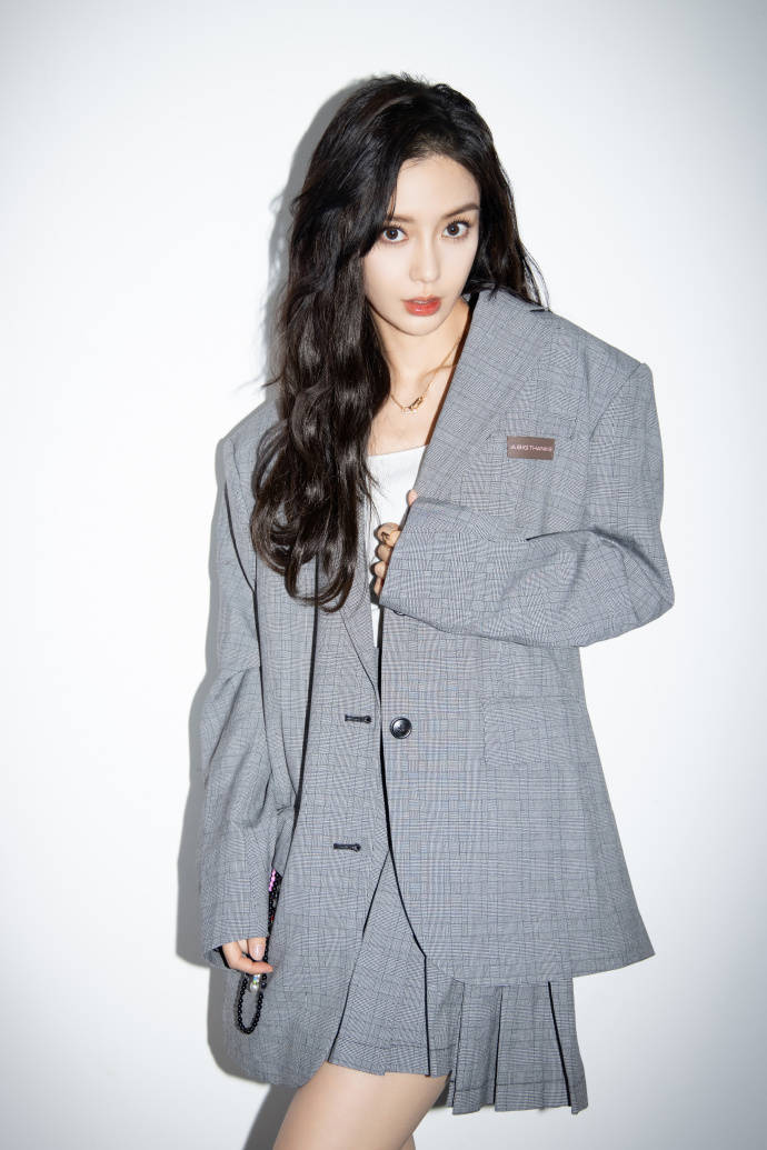 Baby西服配短裙又美又帅 俯身秀精致锁骨眼神撩人