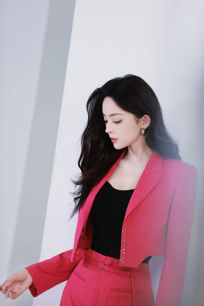 娜扎皮衣造型酷飒有范 粉色眼妆明媚如花