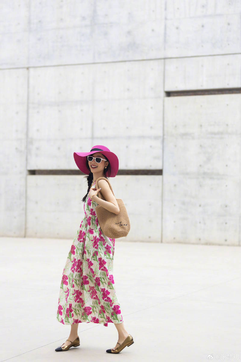 张静初晒花裙子随拍优雅端庄 舞动裙摆笑容满面