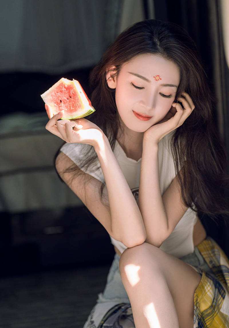 陈瑶晒花钿妆造型写真 手捧西瓜清爽又俏丽