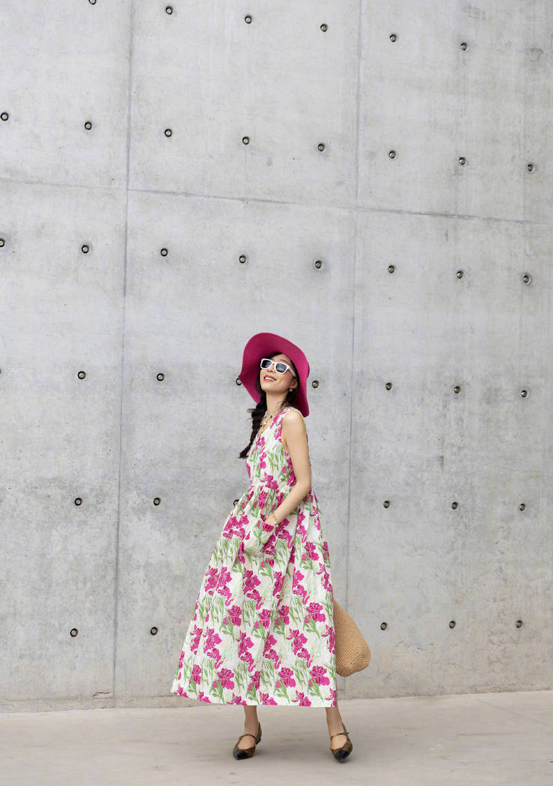 张静初晒花裙子随拍优雅端庄 舞动裙摆笑容满面