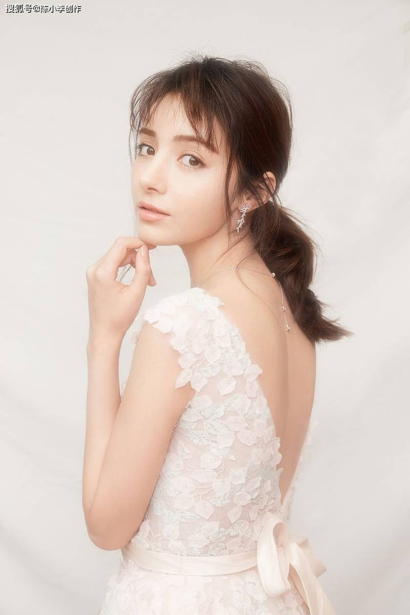 异域风情美女麦迪娜写真，喜欢她阳光甜美的气质。