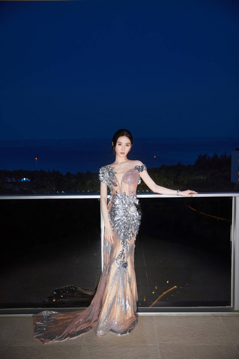 刘诗诗穿星光鎏金裙熠熠生辉 气质非凡优雅闪耀