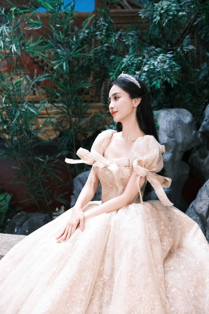 甜美公主上线！杨颖宫廷风穿搭华丽优雅太让人心动