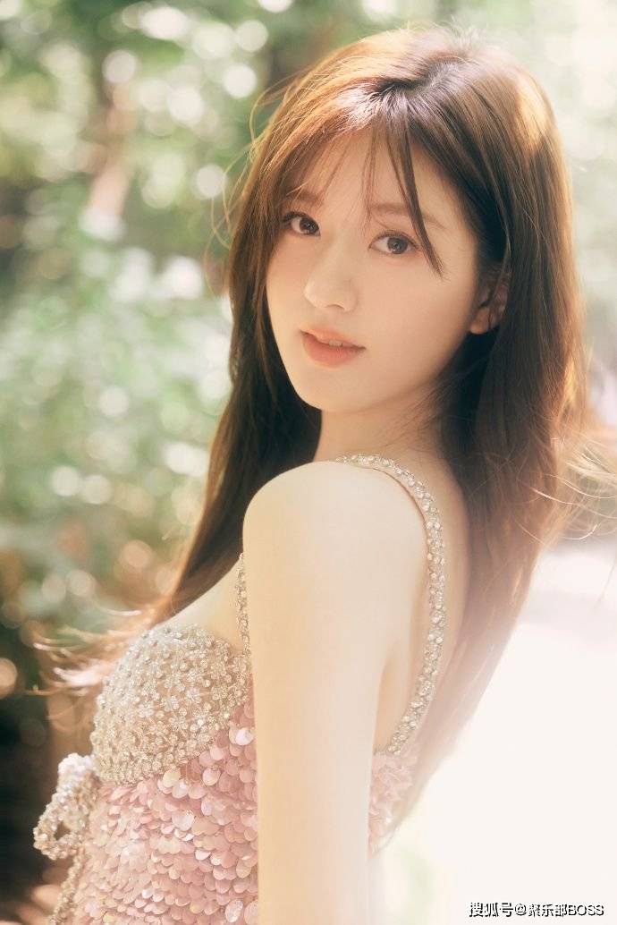赵露思最新活动造型大片：粉色亮片吊带裙仙气十足
