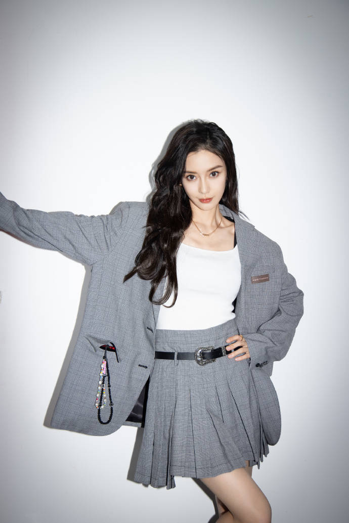 Baby西服配短裙又美又帅 俯身秀精致锁骨眼神撩人-沐风文化