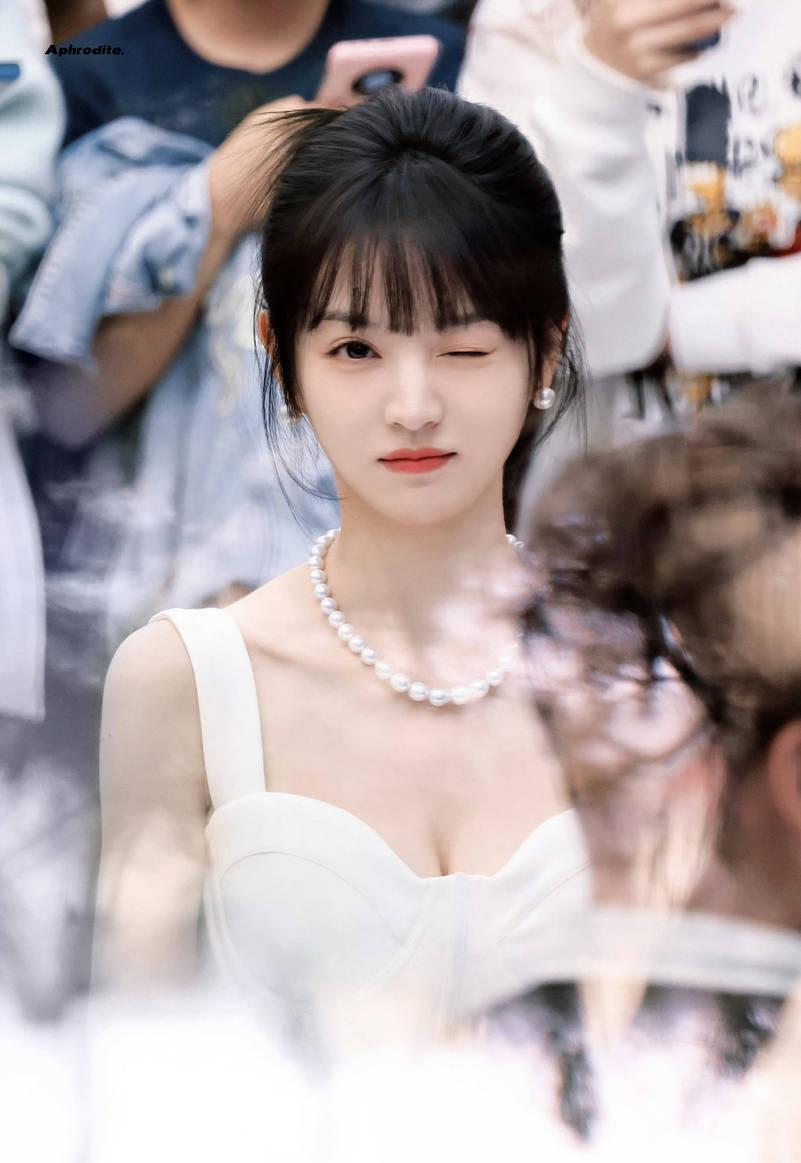 田曦薇白色吊带裙似珍珠少女 对镜wink甜美可爱