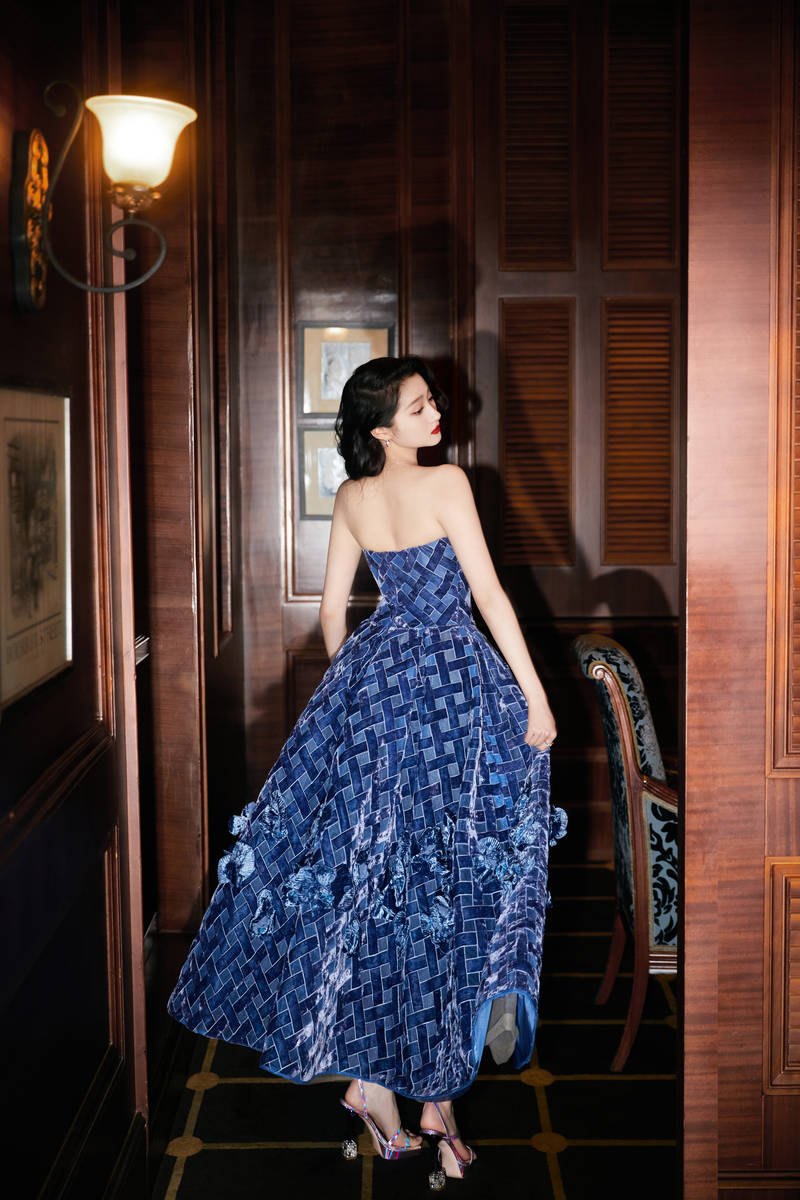 关晓彤穿蓝色花朵裙美背吸睛 复古盘发优雅贵气