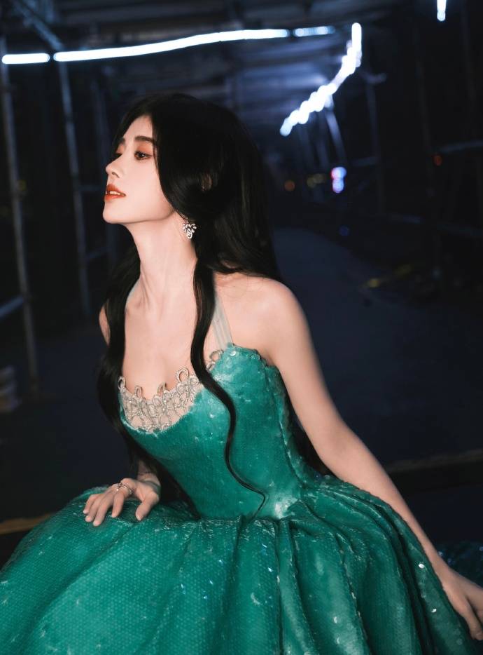 鞠婧祎舞台造型写真好美 秀蛮腰大长腿身材火辣