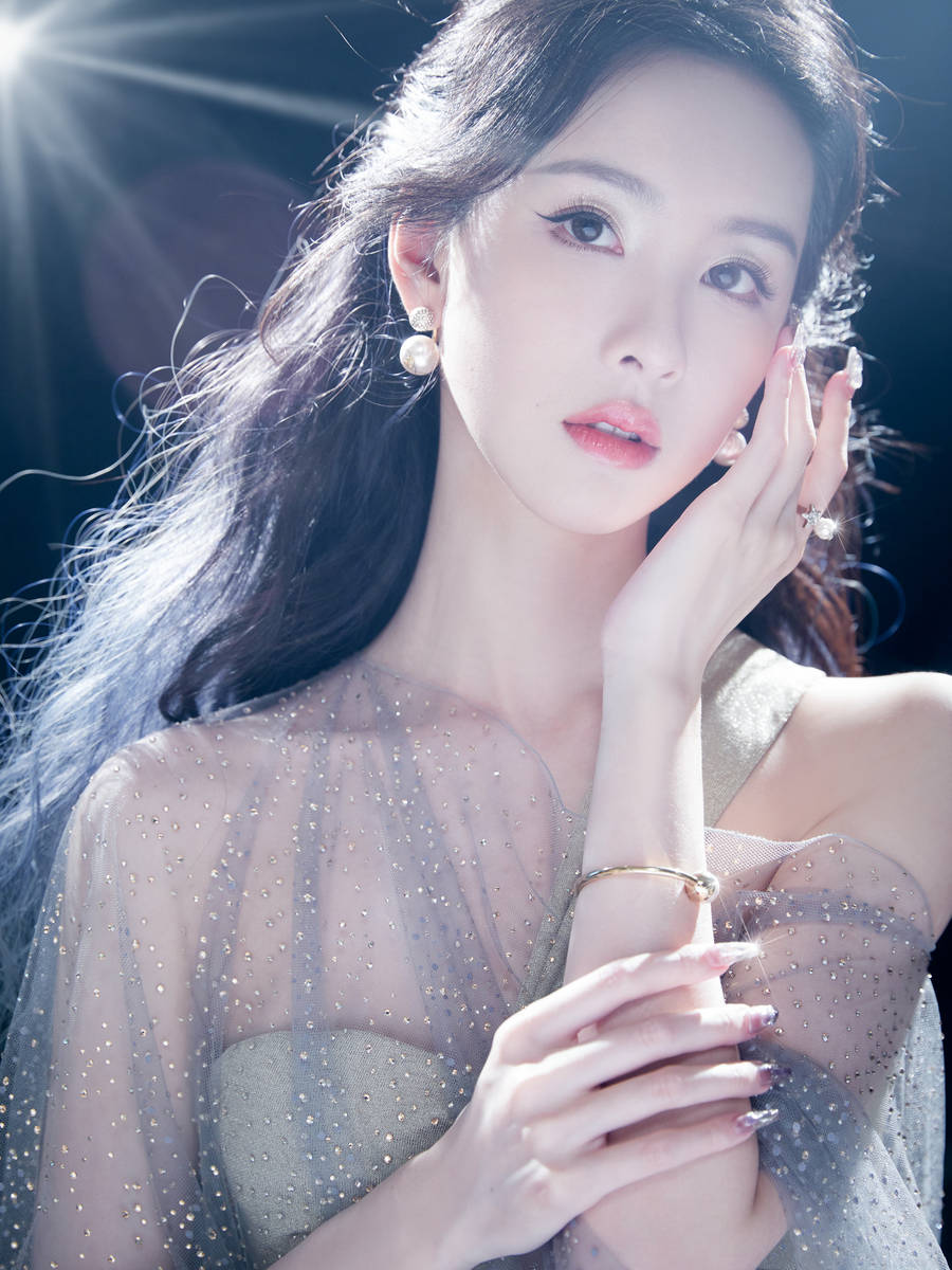 陈都灵穿亮片纱裙温柔端庄 发丝飘逸仙气十足
