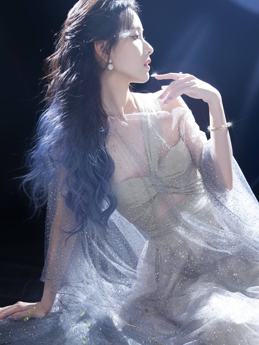 陈都灵穿亮片纱裙温柔端庄 发丝飘逸仙气十足