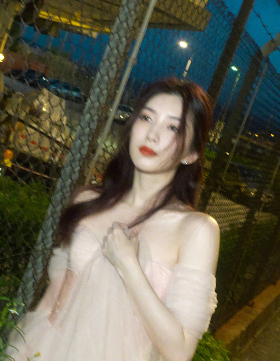 江疏影晒九宫格照告别六月 粉色抹胸纱裙似仙女