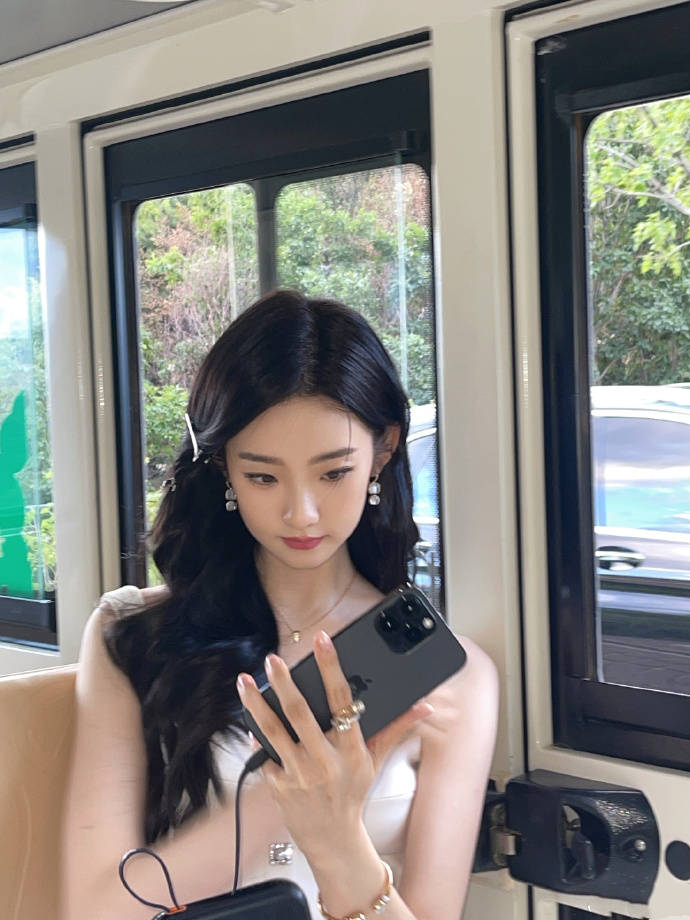 张艺凡曝光自然氛围美照 白色收腰长裙清新治愈