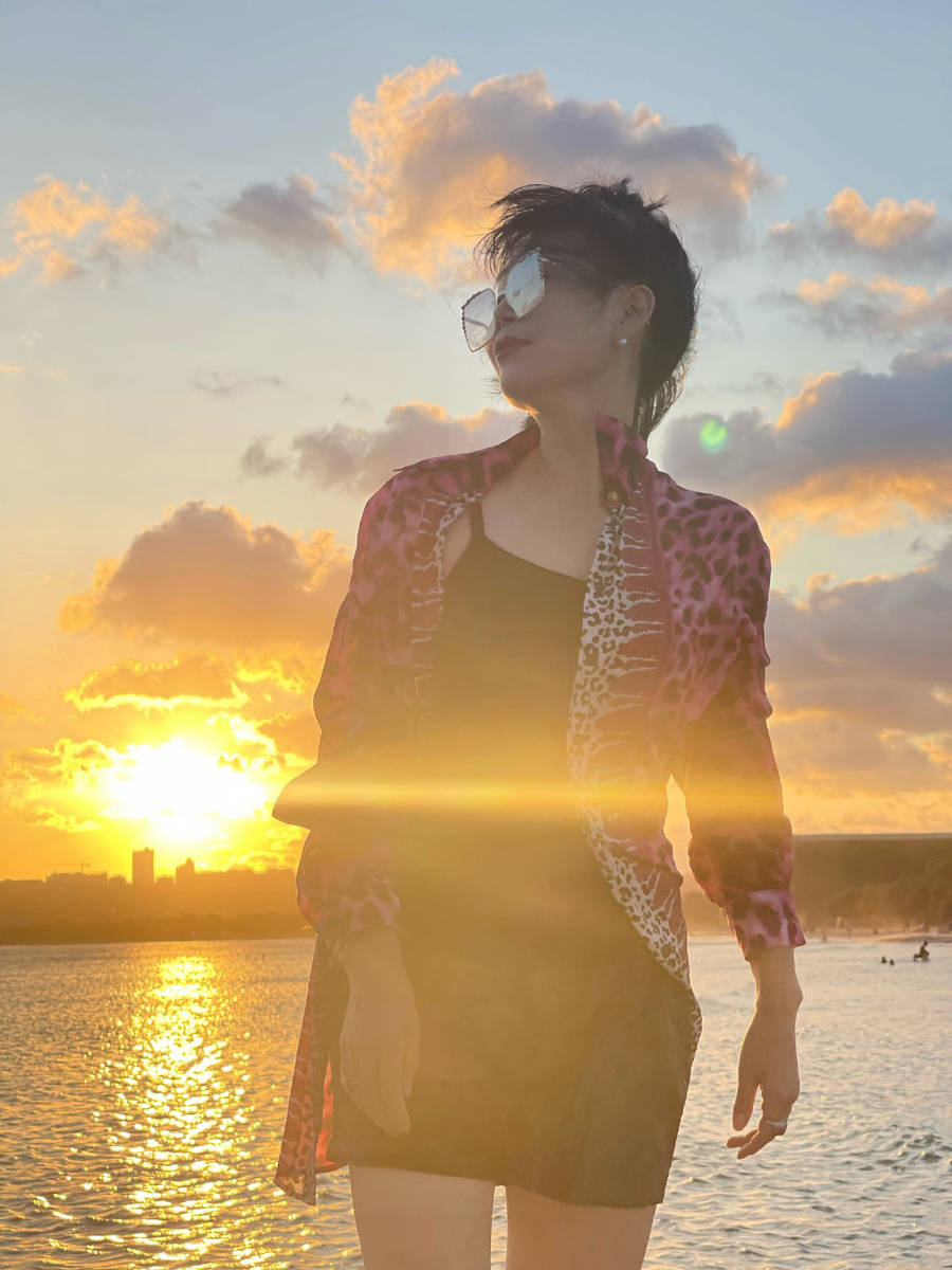 张馨予和妈妈在海边看夕阳 克莱因蓝穿搭恣意洒脱