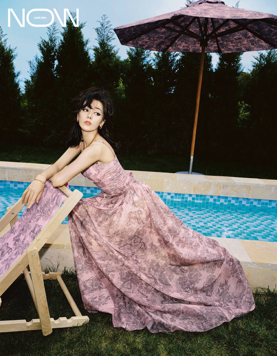 迪丽热巴穿碎花吊带裙秀美背 烟熏妆复古魅惑