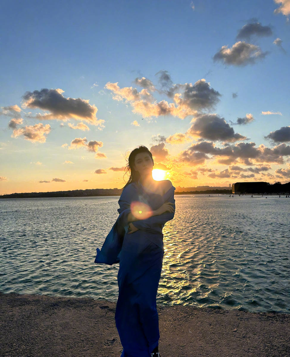 张馨予和妈妈在海边看夕阳 克莱因蓝穿搭恣意洒脱