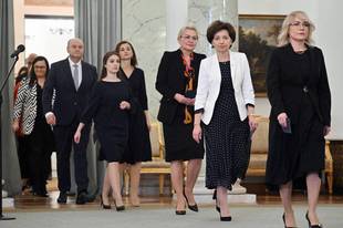 波兰新政府宣誓就职 成员逾半为女性