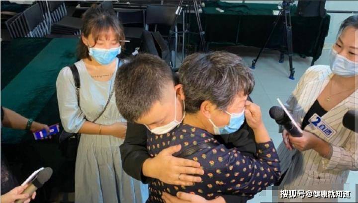 原创错换人生患癌小伙不接受医院道歉，希望医院把治疗负责到底