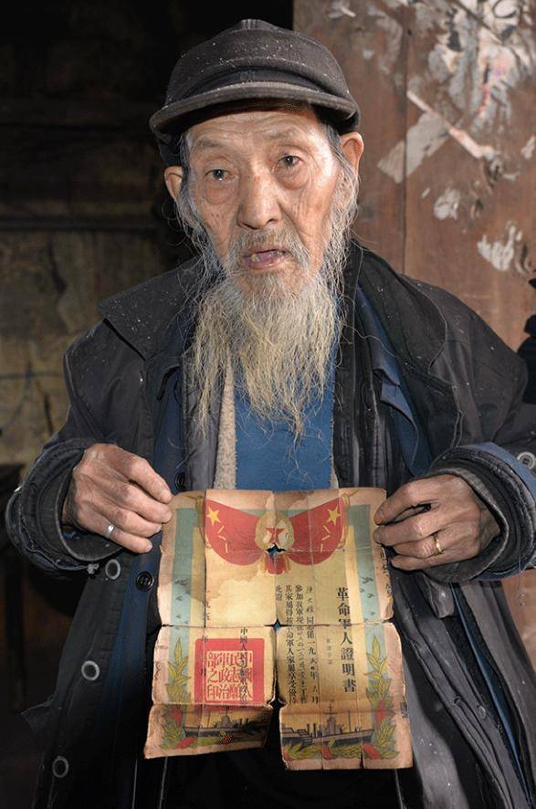 抗美援朝老兵,隐居山村数十年,一张照片暴露了他的真实身份 拾物记4