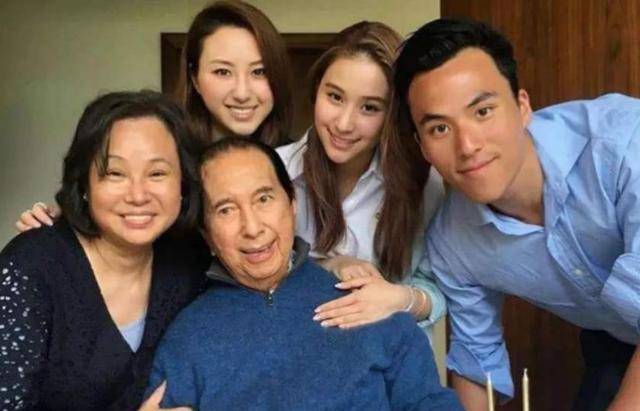 赌王最惨女儿何超雄曝光,携2保姆逛街身材臃肿,和亲姐