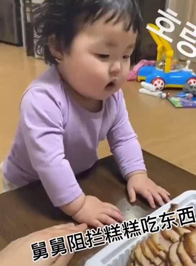 『外甥女』宝宝“目露凶光”萌翻了，网友：可爱的过分舅舅阻止外甥女吃肉