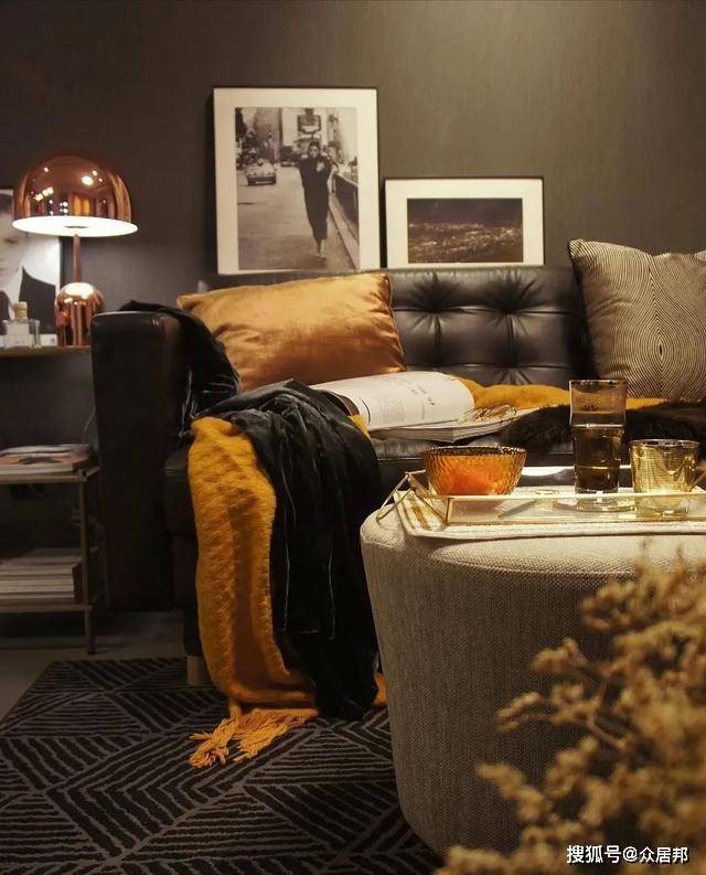 沉重的深棕色沙发配以跳色设计的现代抱枕,让整个空间充满格调.