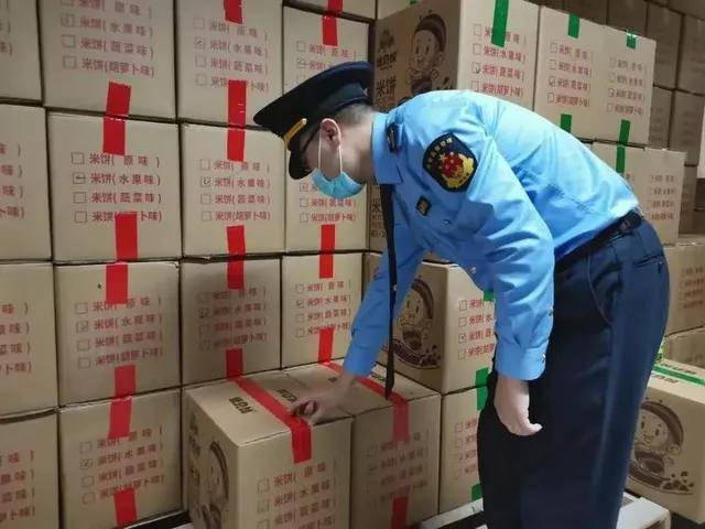 婴幼儿■养育孩子面临“四面楚歌”从三聚氰胺到大头娃娃