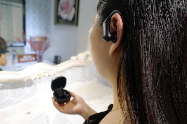 挂耳式耳机怎么佩戴视频教学 ee7078d48d374bcab358cdb3ca01b87f.jpeg