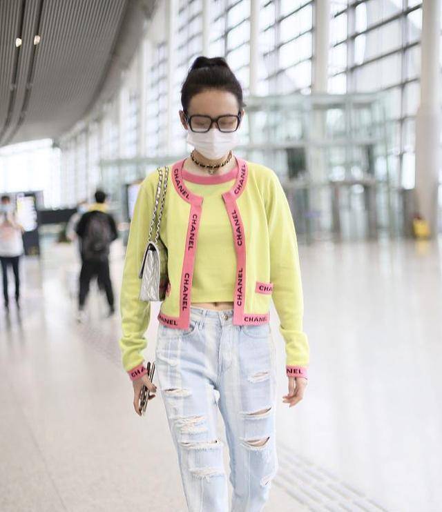 香奈儿时髦依旧！王鸥穿一身香赶飞机却显土气周迅穿4万7香奈儿干农活