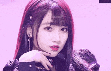 凭借扇子舞迅速出圈成纯欲代表