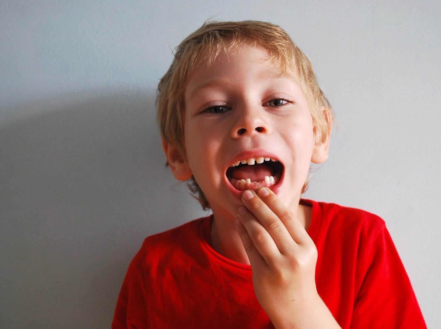 不怕孩子牙齿不齐，就怕“鲨鱼牙”，医生说很多孩子都有这种行为
