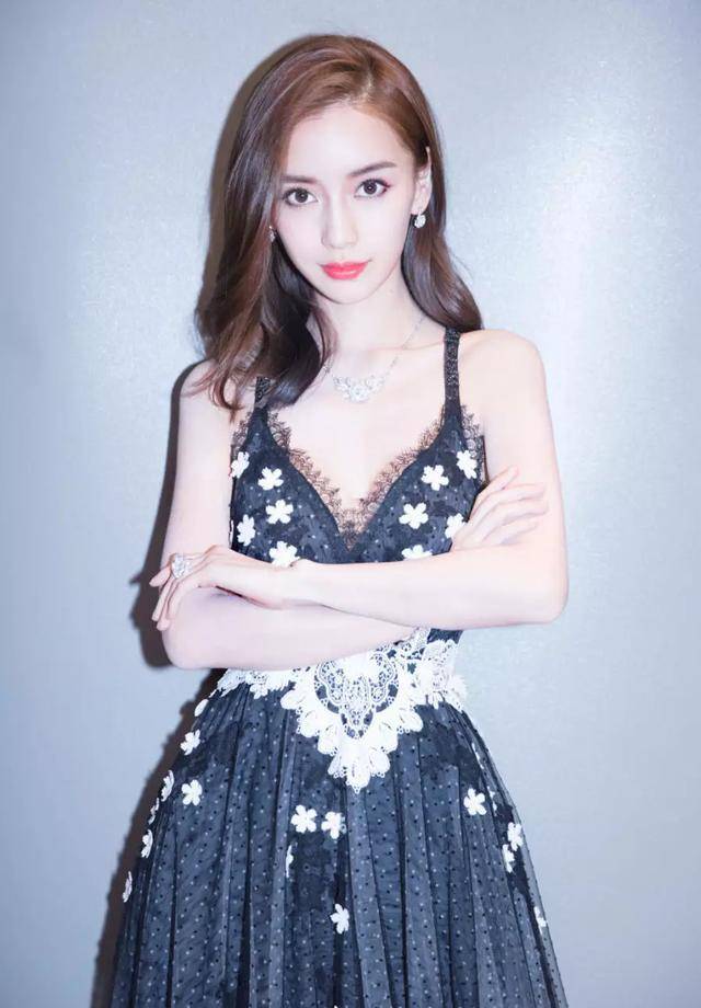 原创看了陈瑶穿黑色礼服,再看杨颖穿相似礼服,仙气和老气一目了然!