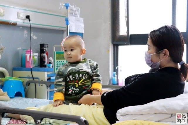 【白发】年轻妈妈剃成光头1岁半宝宝患重病父亲愁出白发