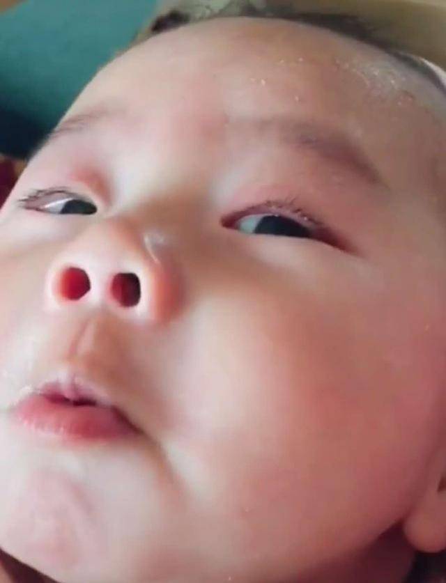 『妈妈』宝宝“偷瞄”妈妈的小眼神萌翻了，网友：戏精上身了妈妈放任宝宝哭泣