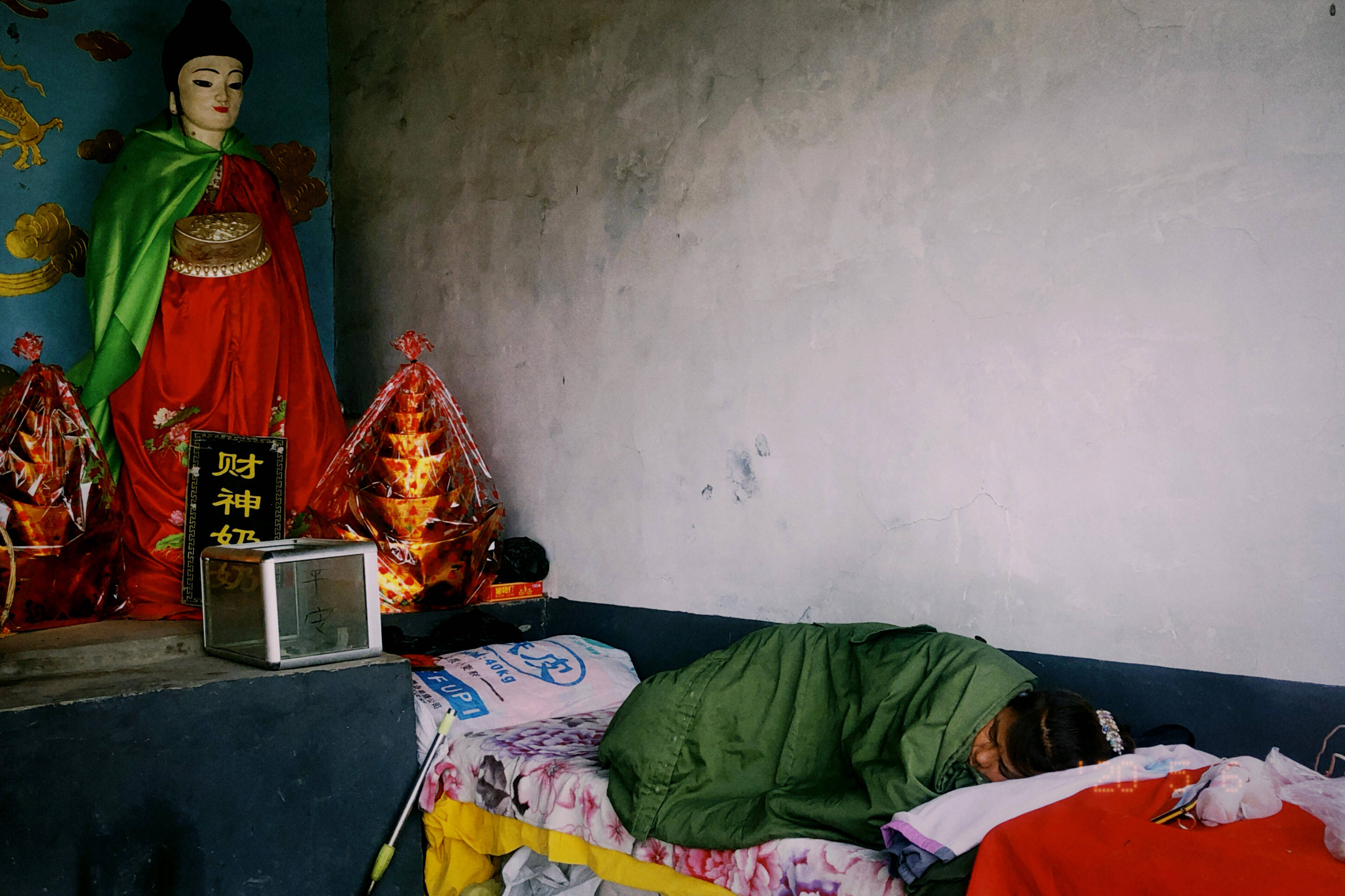 奶奶庙香客少,，承包者亏损严重