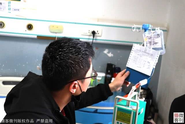 【白发】年轻妈妈剃成光头1岁半宝宝患重病父亲愁出白发
