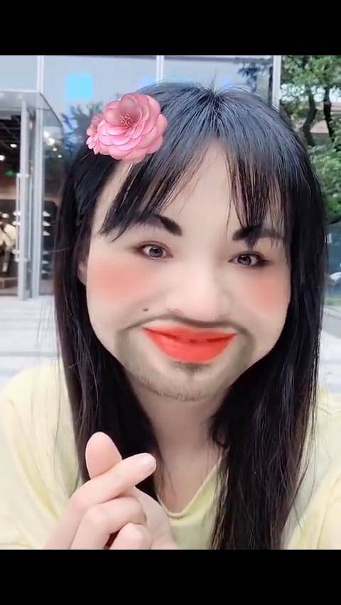 网友偶遇郑爽自拍没敢认，本以为是美拍，没想