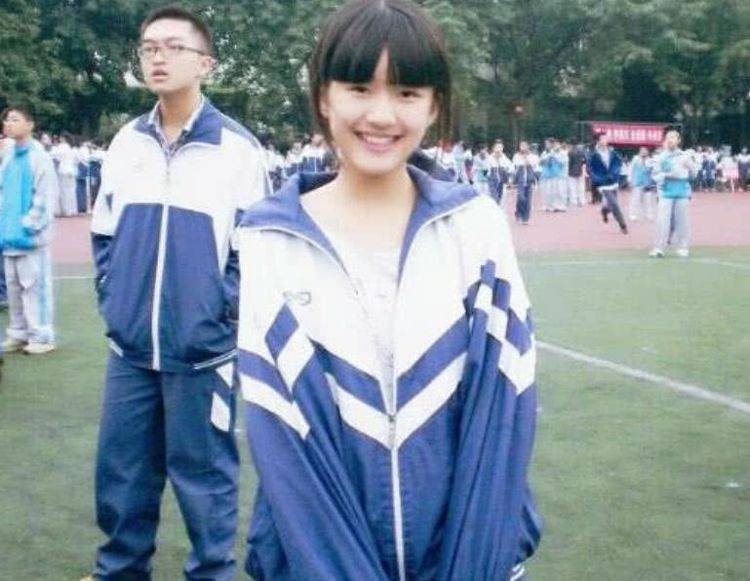 赵露思学生时期什么样当看完她的青涩照后让男粉丝想起了初恋