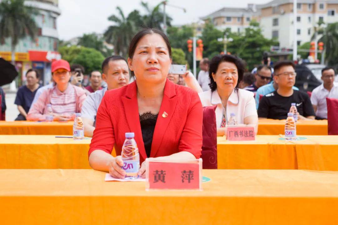 百色市二轻联社主任莫维铭,副主任黄秀清,百色市文联副主席黄靖;平果