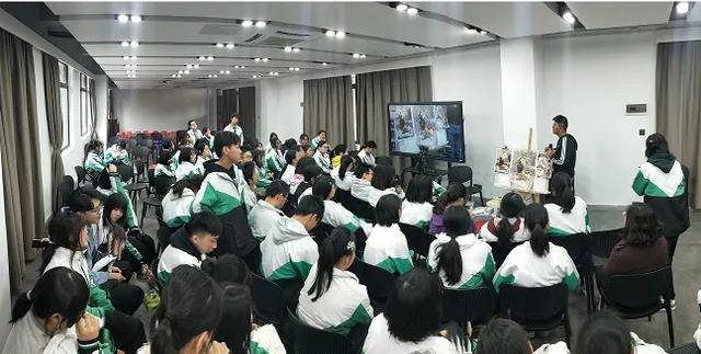 色彩■专业引领广州市美术中学·色彩科：专业精神