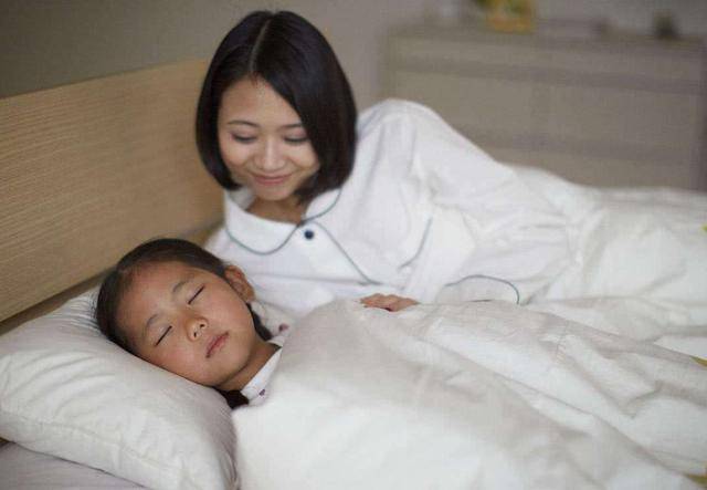 2)同一张床,妈妈睡中间弊端:这样睡觉模式有一个弊端就是,孩子睡觉时