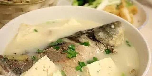 怎样熬鲫鱼汤更白 870da0373065404fa290160845ecd699.jpeg